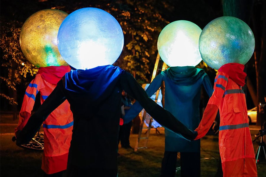New Media District, cel mai așteptat show de arte vizuale din România, la Iași: expediții în interiorul unui atom, raze laser activate de public și galerii virtuale ale căror exponate sunt chiar privitorii