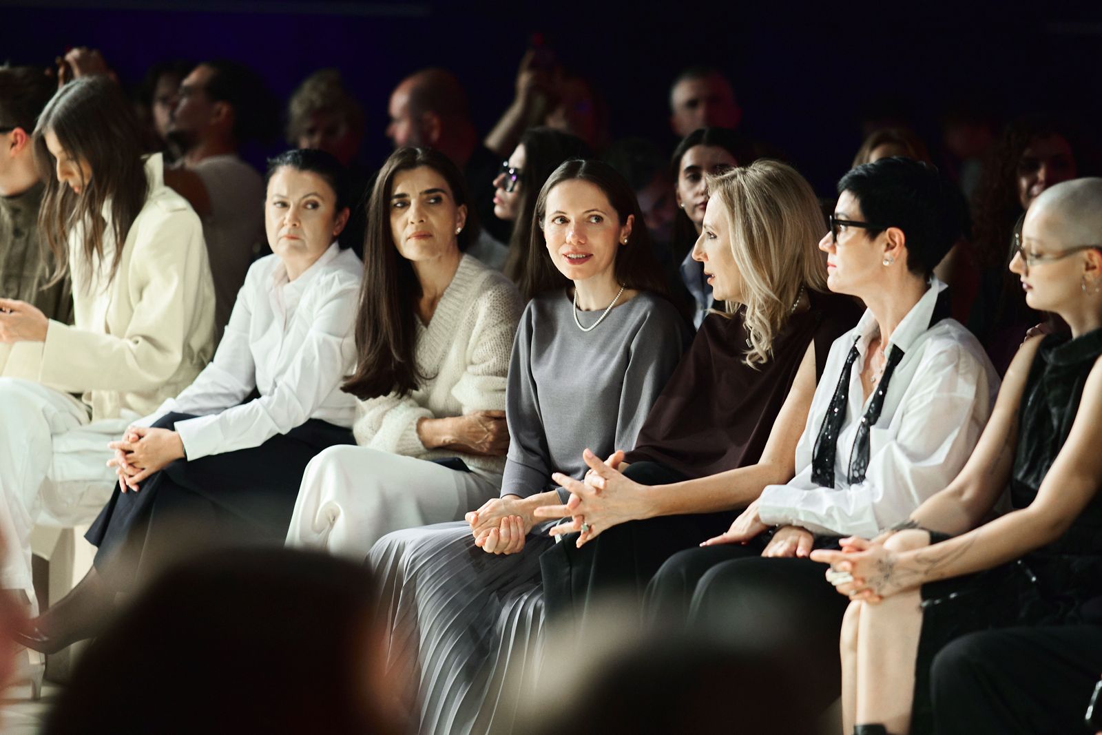 Romanian Fashion Week a încheiat RCW X Bucharest 2026 cu seara dedicată marilor designeri români. Mirabela Grădinaru, în public la prezentările de la TVR